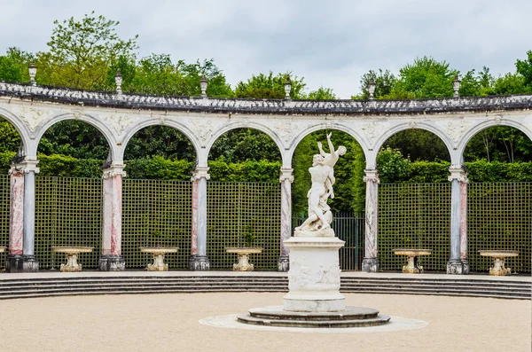 Kolonnadenbrunnen mit Statue der Vergewaltigung von Proserpina — Stockfoto