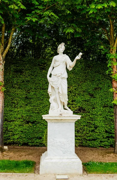 雕像在 Versaille 宫殿的花园里。法国 — 图库照片