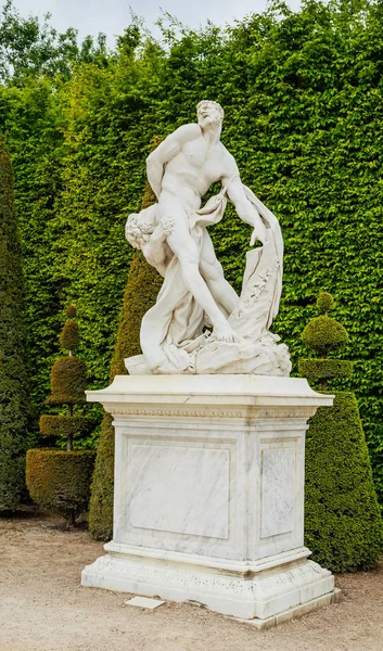 参孙和狮子打架。Versaille 宫花园中的雕像 — 图库照片