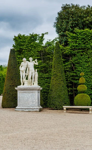 Bellissimo giardino in una famosa reggia di Versailles — Foto Stock