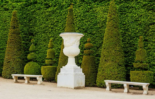 Belo jardim em um famoso palácio de Versalhes — Fotografia de Stock