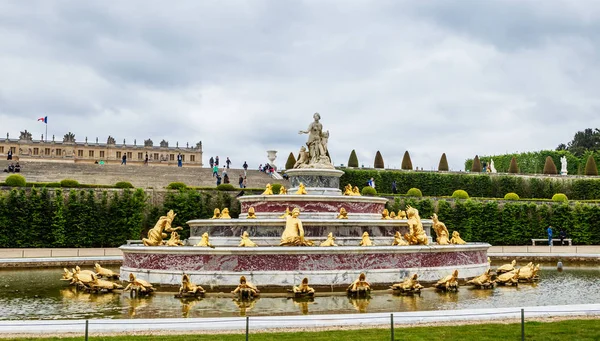 Gartenseite von palais versailles und latona brunnen, paris, f — Stockfoto