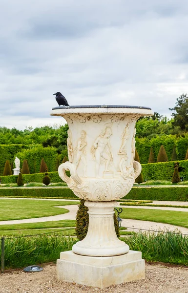 Eine Vase im Garten von Schloss Versailles — Stockfoto