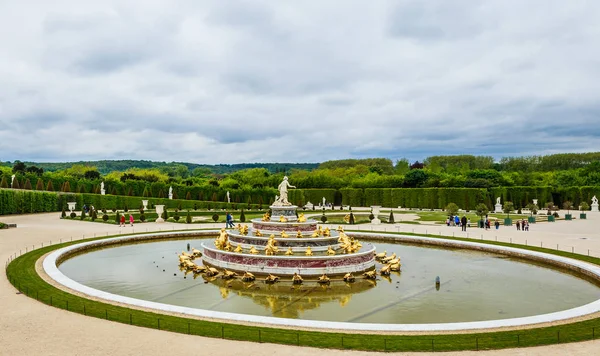 Nahaufnahme des Latona-Brunnens im Garten des Schlosses von Versailles — Stockfoto