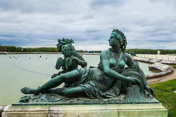 Ponds (Water Parterres) and statues in front of the Palace of Versailles — Stock Photo, Image