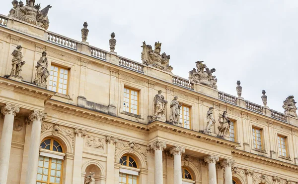 Fragment van de kant van de tuin van het Palais de Versailles, Paris, Frankrijk — Stockfoto
