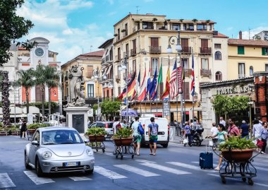  Sorrento 'daki Piazza Tasso. Sant Antonio Anıtı 