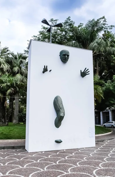 Skulptur ”väggen” av Matteo Pugliese. Sorrento, Italien — Stockfoto