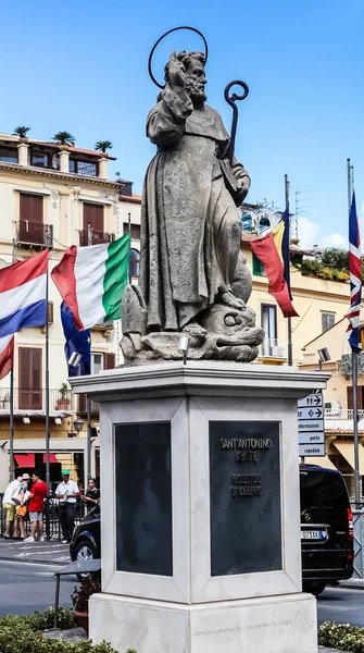 Piazza Tasso in Sorrento. Sant Antonio Abate Monument bij Central — Stockfoto
