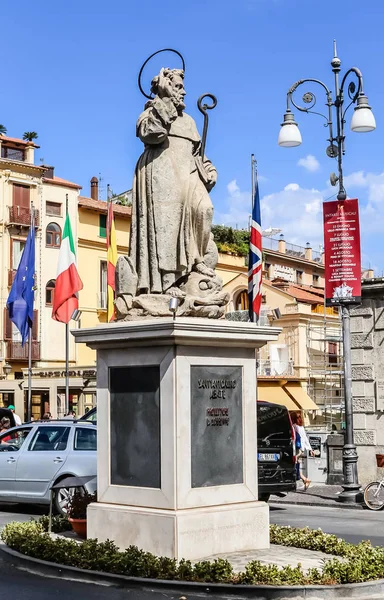 Piazza Tasso a Sorrento. Monumento di Sant Antonio Abate al centro — Foto Stock