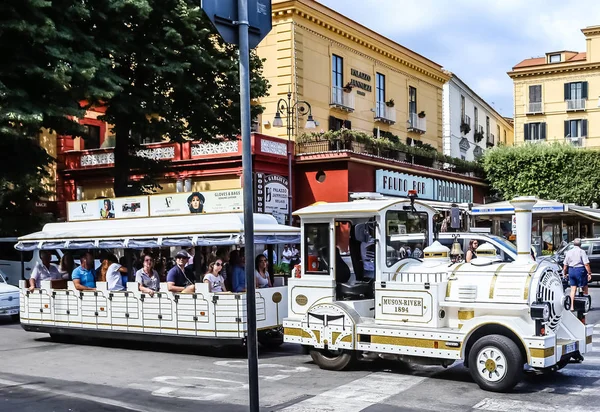 Bir otobüs turist Sorrento için tur. İtalya — Stok fotoğraf