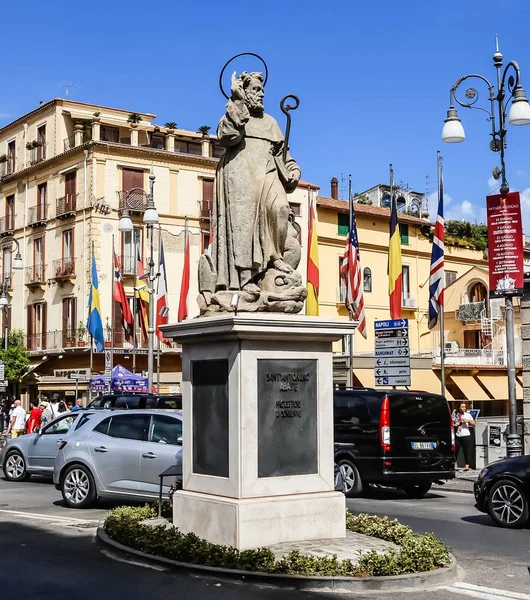 Piazza Tasso à Sorrente. Monument Sant Antonio Abate à Central — Photo