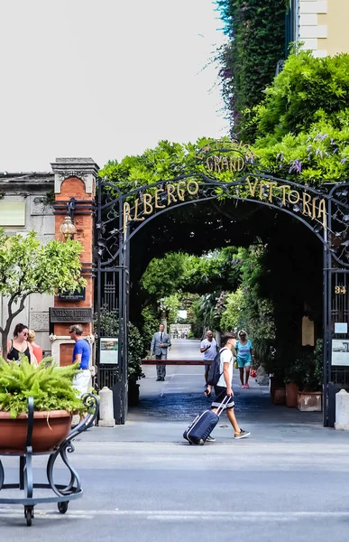 Entrén till Grand Hotel Excelsior Vittoria, Sorrento, Italien. — Stockfoto