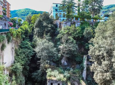 Antik pastoral harabe bir değirmen Vadisi görünümünü 