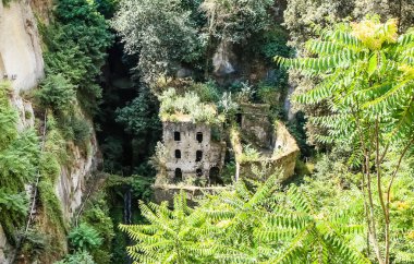 Antik pastoral harabe bir değirmen Vadisi görünümünü 