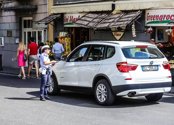 Traffic police woman directing cars and pedestrians. Sorrento, I — Stock Photo, Image
