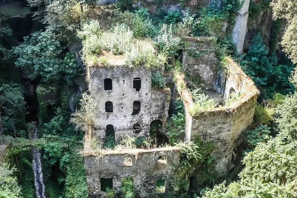 Vista de la antigua ruina idosa de un molino en el valle "Vallon dei Mulini " — Foto de Stock