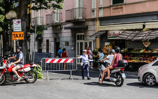 Verkeer politie vrouw regie auto's en voetgangers. Sorrento, ik — Stockfoto