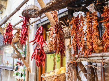 Kırmızı biber İtalyanca demetleri Pazar. Sorrento, İtalya