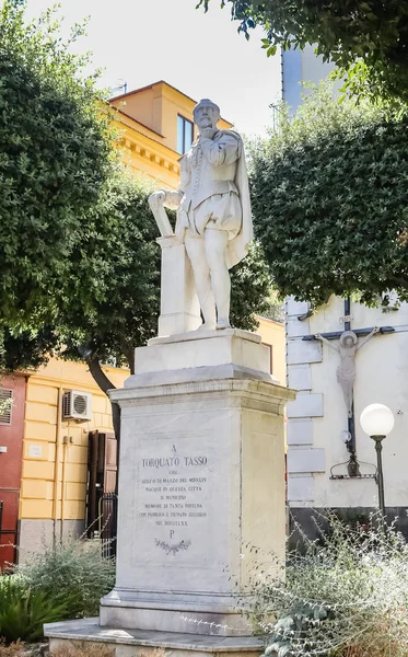 Piazza Tasso in Sorrento. Monument van Torquato Tasso in Sorrento, Italië — Stockfoto