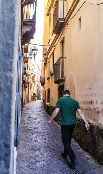 Narrow street in the old city of Sorrento. Italy — Stock Photo, Image