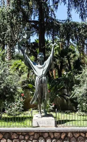 Standbeeld van Sint Franciscus in Sorrento in de baai van Napels-Italië — Stockfoto