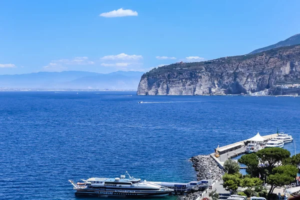 Festői légi kilátás nyílik Sorrento, nápolyi Riviera, Olaszország, — Stock Fotó