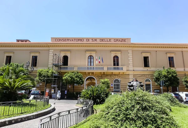 Fachada del Conservatorio de Santa Maria delle Grazie en Sorrento — Foto de Stock