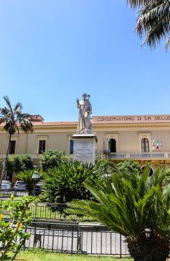 Piazza San Antonio. Anıt ve S. Antonino Abbate heykeli. Kış Bahçesi Santa Maria delle Grazie. Sorrento. İtalya