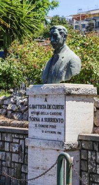 Napoliten şair ve sanatçı Giambattista de Curtis heykeli.