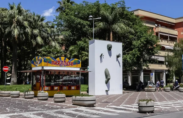 Rzeźba "Mur" Matteo Pugliese. Sorrento, Włochy — Zdjęcie stockowe