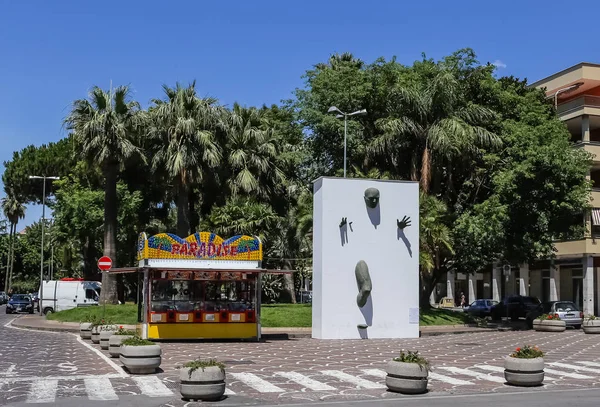 Sculpture "Le mur" de Matteo Pugliese. Sorrente, Italie — Photo