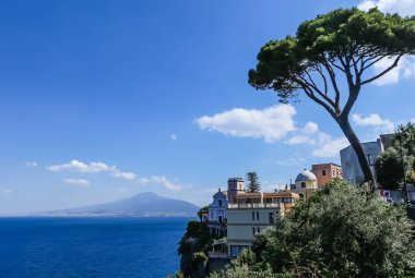 Bir Vico Equense. İtalya. Sporting Hotel. La chiesa di Santissima Annunziata, arka planda Vezüv Yanardağı.