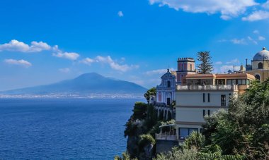Bir Vico Equense. İtalya. Sporting Hotel. La chiesa di Santissima Annunziata, arka planda Vezüv Yanardağı.
