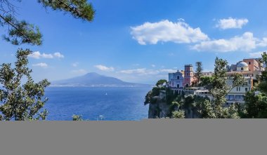 Bir Vico Equense. İtalya. Sporting Hotel. La chiesa di Santissima Annunziata, arka planda Vezüv Yanardağı.