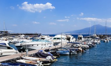 Bir Vico Equense. İtalya Temmuz 17,2017: Vico Equense, arka planda Vezüv Yanardağı. İtalya