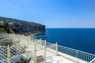Bir Vico Equense. İtalya Temmuz 17,2017: otelden görünümüne Amalfi Coast Vico Equense yakınında. İtalya