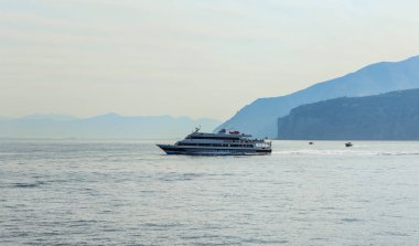 Capri, İtalya - 18 Temmuz 2017: Cruise gemi, Napoli Körfezindeki, Sorrento, İtalya.