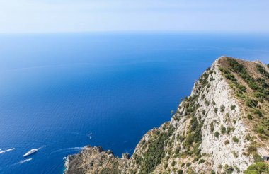 Deniz kayalıklarla ve kıyı şeridi Monte Solaro üzerinden muhteşem görünümü, 