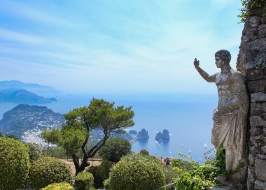 Akdeniz deniz üstüne Monte Solaro, Capri Adası, İtalya Roma heykel