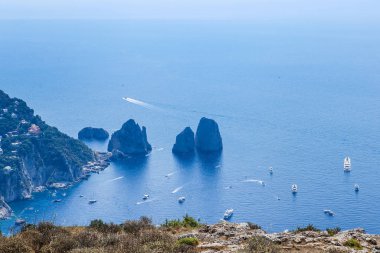 İtalya. Capri Adası. Faraglioni kayalar ve Anacapri Monte Solaro deniz araçları
