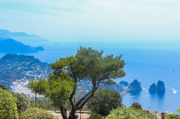 Olaszország. Capri sziget. Faraglioni sziklák és hajók a Monte Solar — Stock Fotó