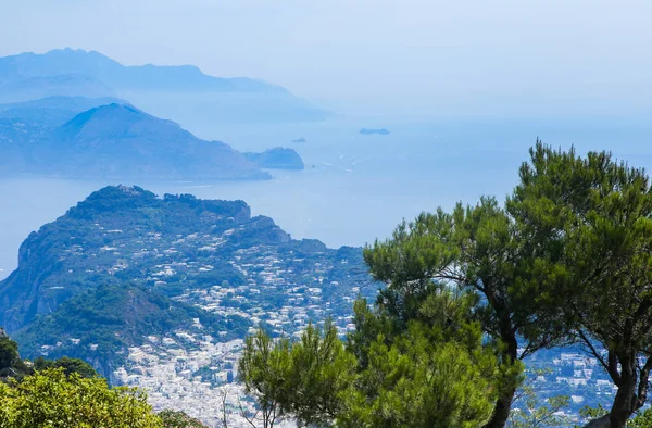 Vista da Ilha de Capri em direção a Marina Piccola de Monte Solaro . — Fotografia de Stock