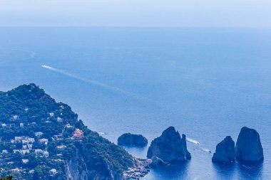 İtalya. Capri Adası. Faraglioni kayalar ve deniz araçları Monte güneş