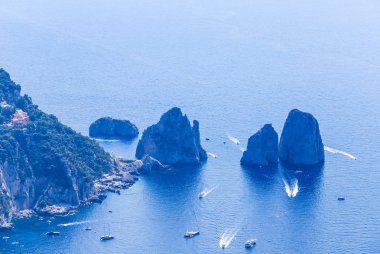 İtalya. Capri Adası. Faraglioni kayalar ve Anacapri Monte Solaro deniz araçları