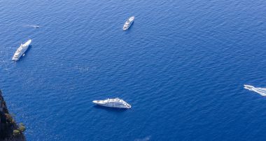 Mavi deniz ve eğlence tekne Monte Solaro tepesinden gördüm 