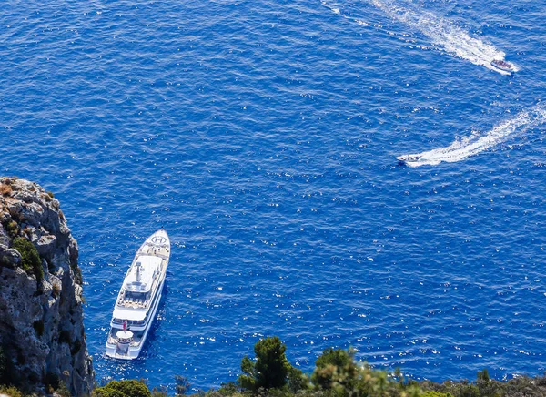 Spectaculair uitzicht op zee kliffen en kusten vanaf Monte Solaro, — Stockfoto