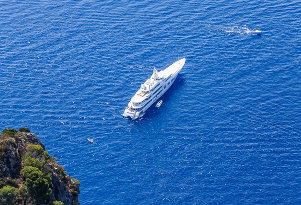 Mavi deniz ve eğlence tekne Monte Solaro tepesinden gördüm — Stok fotoğraf