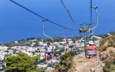  Turistler dağ Asansörü yukarı ve aşağı sürme. 