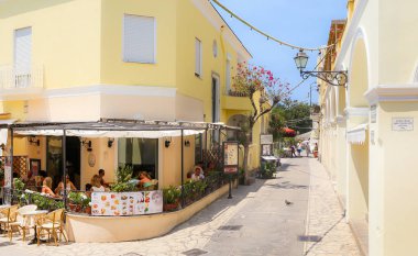Capri, İtalya - 18 Temmuz 2017: bir dinlenme sokak bir kafede ve Capri üzerinde insanların. Anacapri, Capri, İtalya